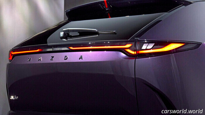 La nuova Mazda CX-6e sembra venire dal futuro, ma si guida come se fosse ancora il 2019 | Carscoops